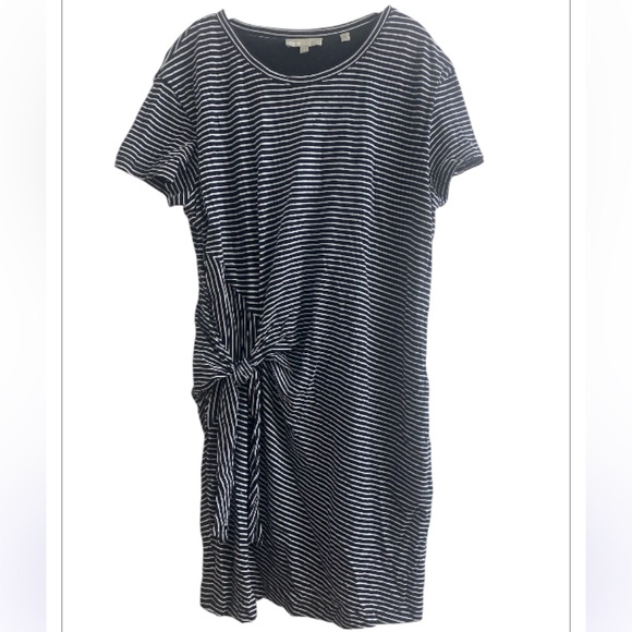 Vince Short Sleeved Black & White Striped Dress Lightweight Size Medium - Picture 1 of 6